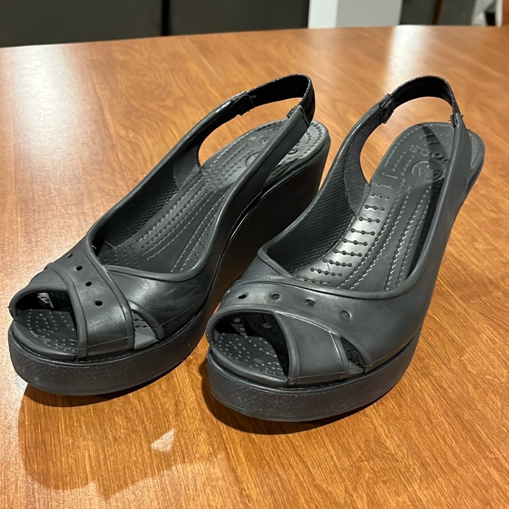 Crocs Women’s Wedge Open Toe Shoes Size 9.
